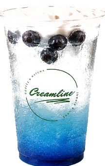 Blue Lagoon Refresher im Creamline-Becher mit Blaubeeren