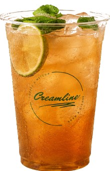 Peach Iced Tea im Creamline-Becher mit Limette und Minze